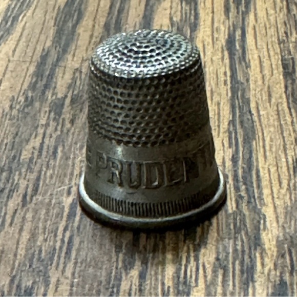 VINTAGE PRUDENTIAL THIMBLE - Picture 4 of 7